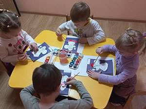 Дети рисуют новогодние рисунки 